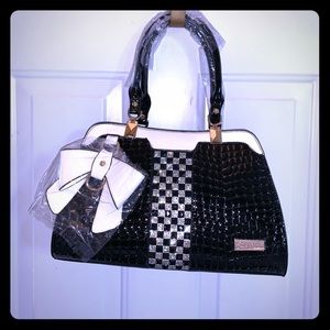MajorFresh is selling Purses DM 277-2324.